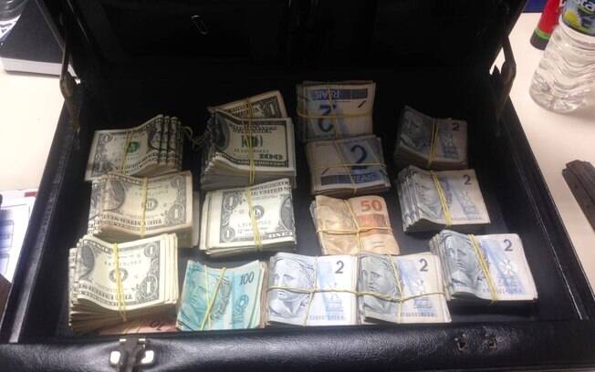 Detalhe do dinheiro apreendido com os bandidos. Foto: PM Divulgação