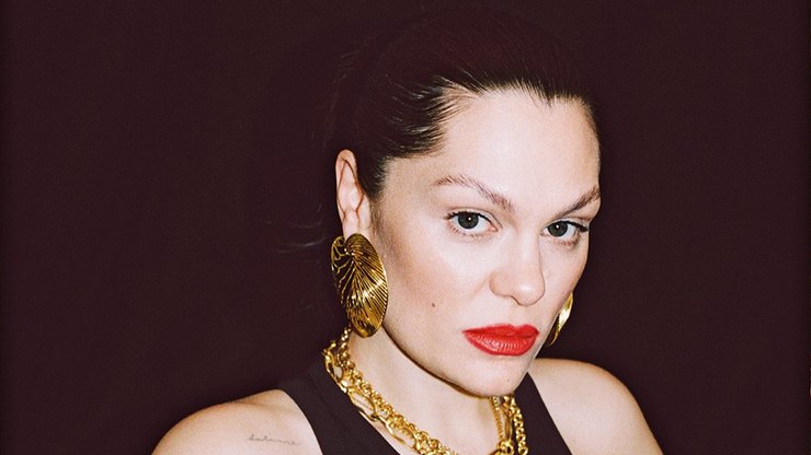 Jessie%20J%20faz%20revela%C3%A7%C3%A3o%20surpreendente%20ap%C3%B3s%20passar%20por%205%20bi%C3%B3psias