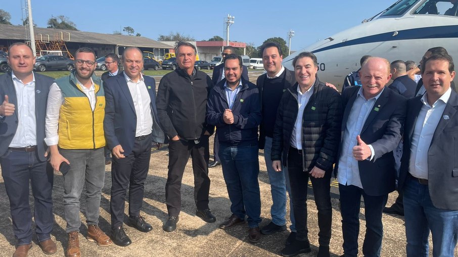 Jair Bolsonaro desembarcando em Curitiba