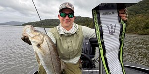 Pescador bate recorde com robalo-peva de 46 centímetros