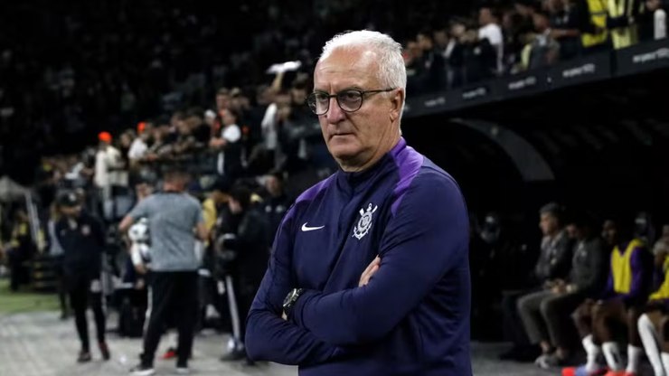 Dorival explica Memphis no banco e avalia vitória em Majestoso