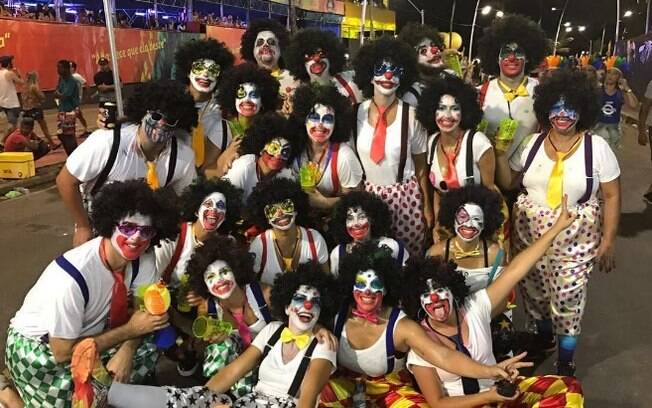 Ivete Sangalo curte fim de carnaval fantasiada de palhaça