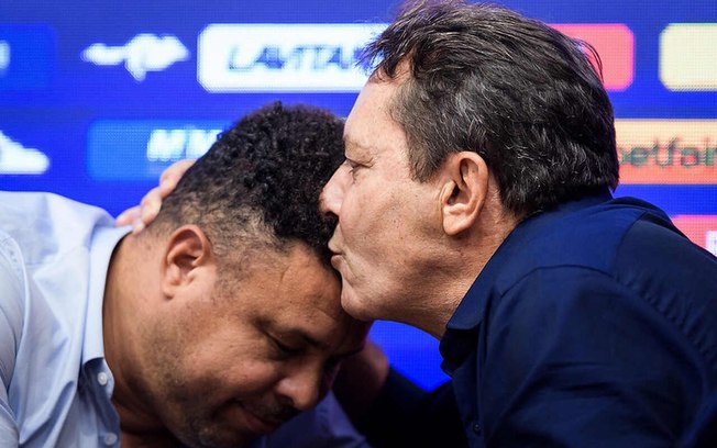 Ronaldo (à esquerda) vendeu suas ações e repassou o controle da SAF a Pedro Lourenço 