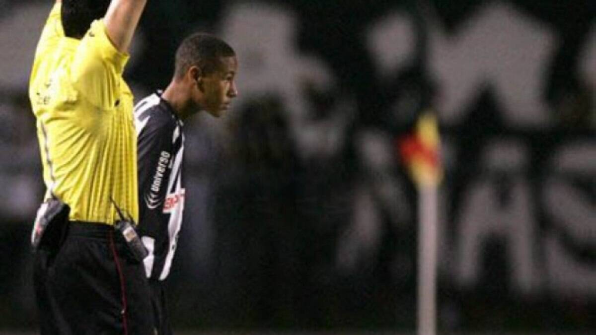 Neymar relembra sua estreia como profissional e diz : 'O resto é história' Neymar relembra sua estreia como profissional e diz : 'O resto é história'