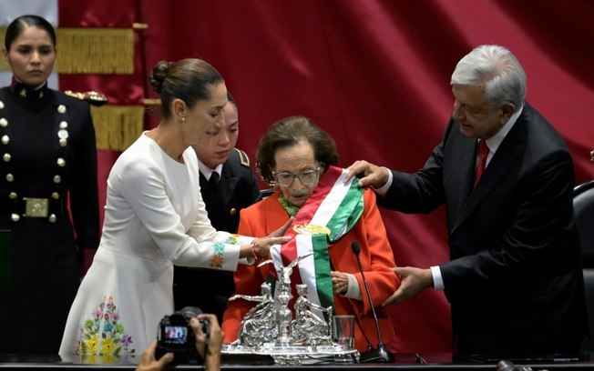 López Obrador entrega a faixa presidencial a Ifigenia Martínez, antes de cedê-la à primeira presidente da história do país, Claudia Sheinbaum, em 1º de outubro de 2024