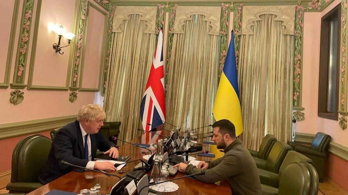 Boris Johnson se encontra com Volodymyr Zelensky em Kiev
