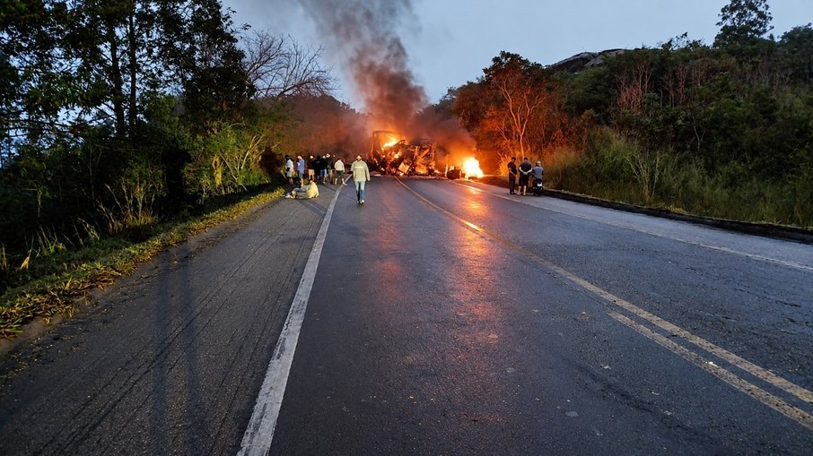 Acidente deixa ao menos oito mortos na BR-251, em Minas Gerais