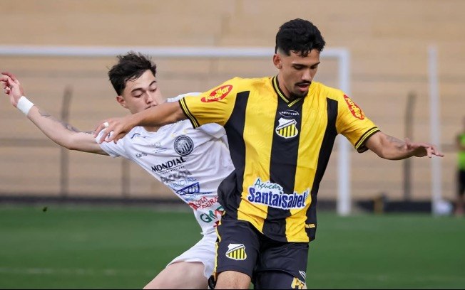 Atacante Lucca, ex-Corinthians, que marcou 2 gols sobre o Operário Atacante Lucca, ex-Corinthians, que marcou 2 gols sobre o Operário