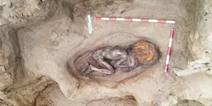Arqueólogos encontram múmia de 5 mil anos em depósito de lixo