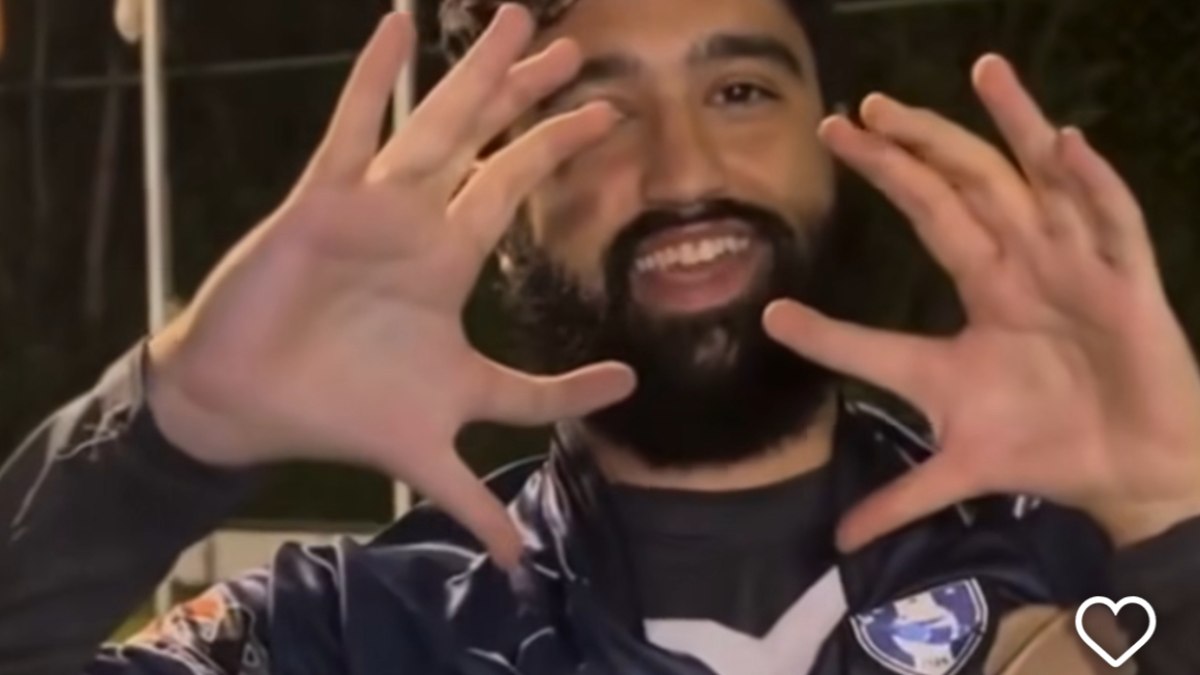Goleiro mostra seis dedos em cada mão Goleiro mostra seis dedos em cada mão
