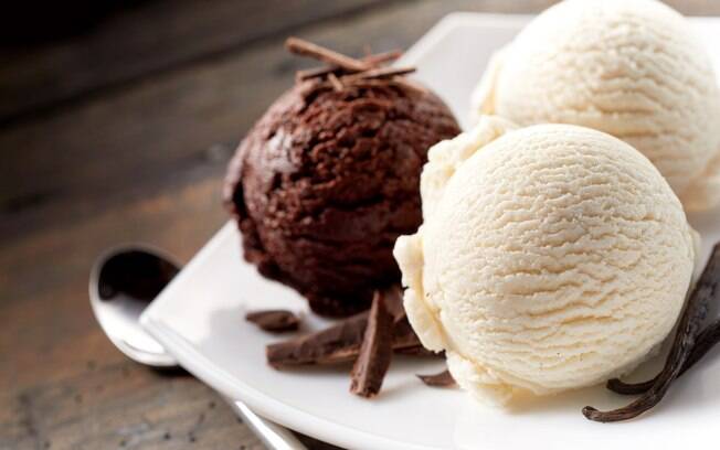 O sorvete pode ser de creme, chocolate, frutas ou qualquer outro sabor de sua preferência
