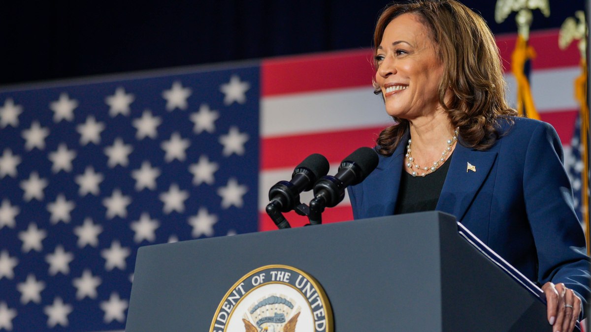 Kamala Harris fez seu primeiro comício enquanto pré-candidata à presidência dos Estados Unidos na terça-feira (23). No discurso, ela atacou seu opositor Donald Trump e se mostrou honrada em receber o apoio dos democratas - em dois dias de campanha, a vice-presidente estadunidense bateu US$ 100 milhões arrecadados.