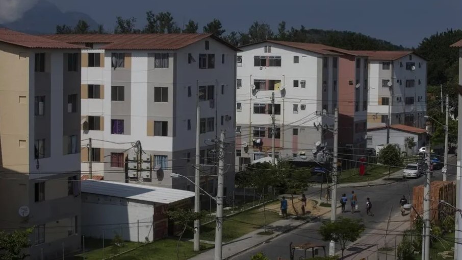 PM invade Minha Casa, Minha Vida e prende traficantes no RJ PM invade Minha Casa, Minha Vida e prende traficantes no RJ