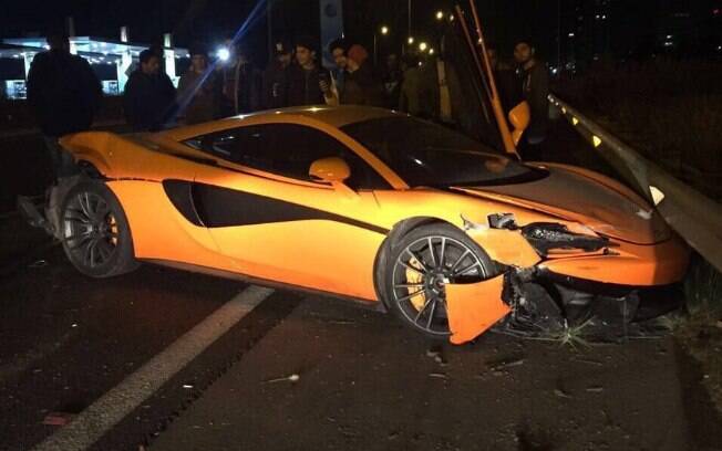 McLaren do ex-tenista Marcelo Rios ficou bastante danificada após acidente
