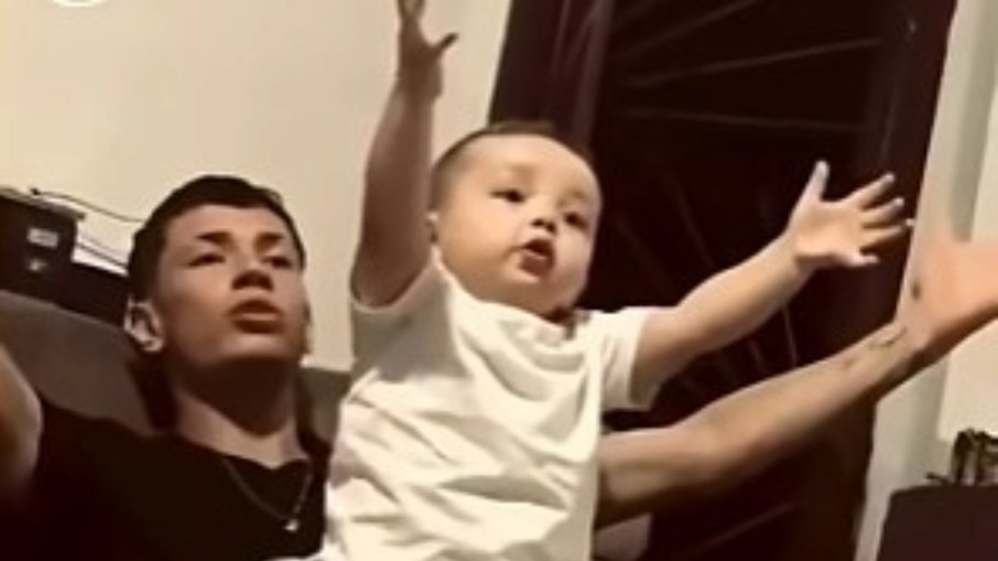 Filho assiste jogo com o pai e reage da mesma maneira