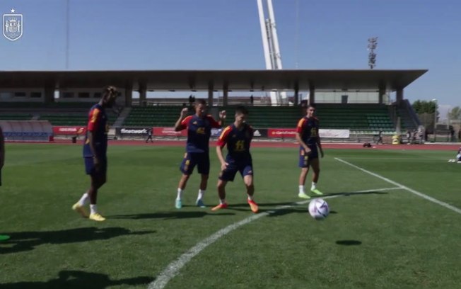 Jogadores da Espanha se divertem com treino de finalizações