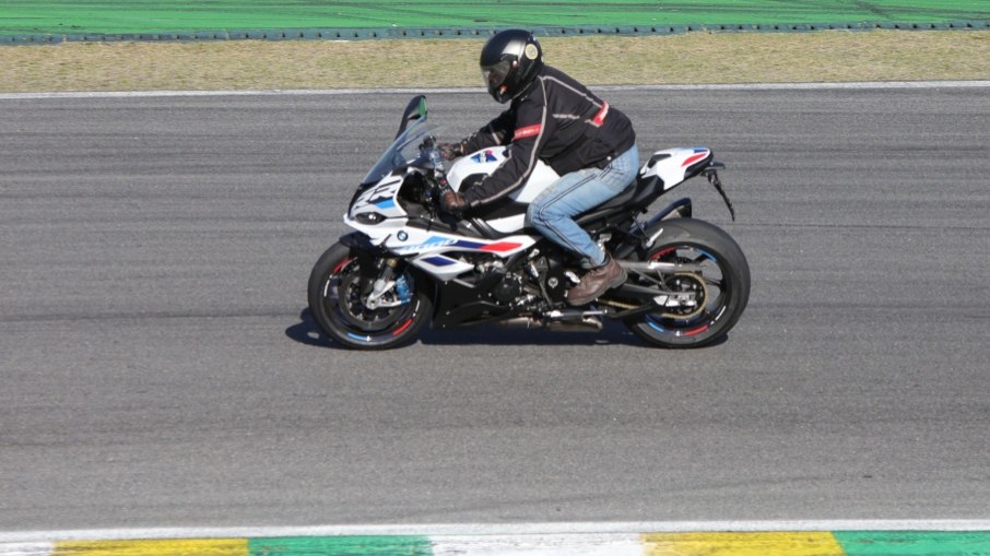 A nova BMW S 1000 RR 2023 incorpora sistemas que auxiliam na pilotagem de alto desempenho