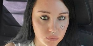 Ex-estrela teen reaparece nas redes e preocupa fãs com visual