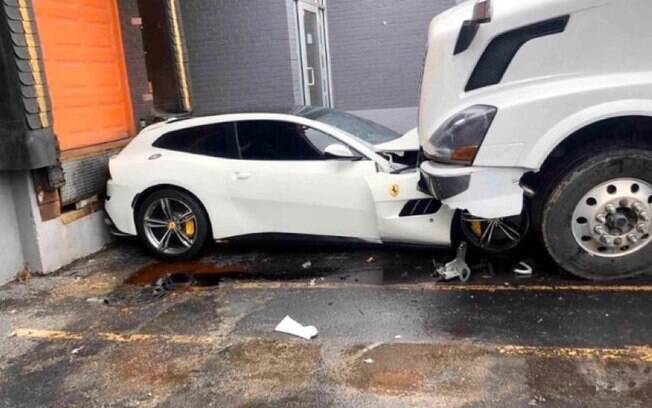 Ferrari, modeloG TC4Lusso, ficou com a frente destruída