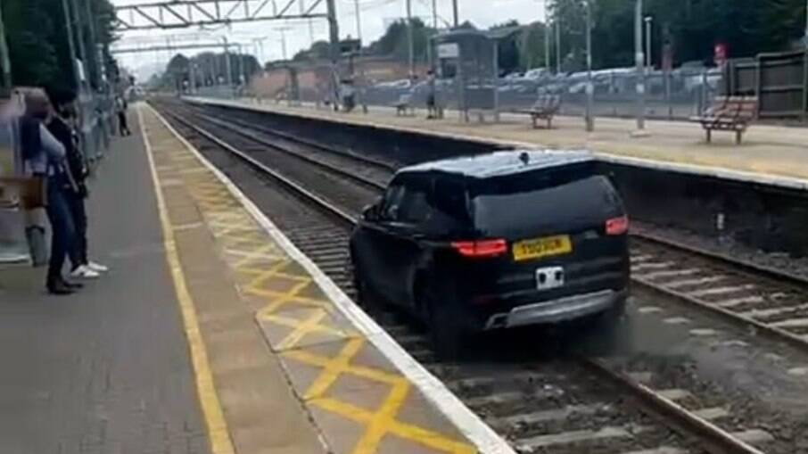  Ladrão rouba carro, atropela policiais e invade ferrovia na Inglaterra