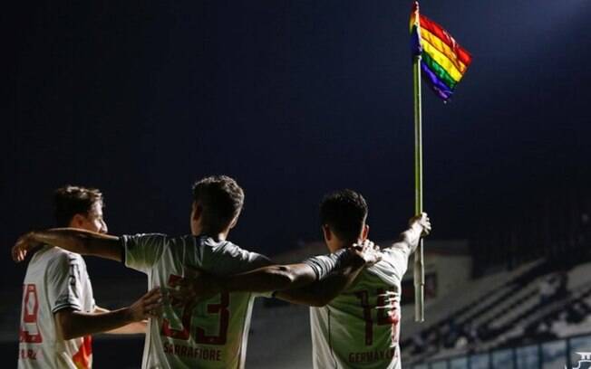 Reforço do Fluminense e amante de golfe, Cano distribuiu cestas básicas no Rio e levantou bandeira LGBTQIA 