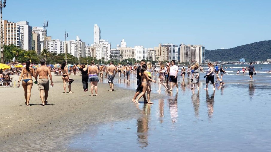 Praia é usada para a prática de esporte além do banho de mar Praia é usada para a prática de esporte além do banho de mar