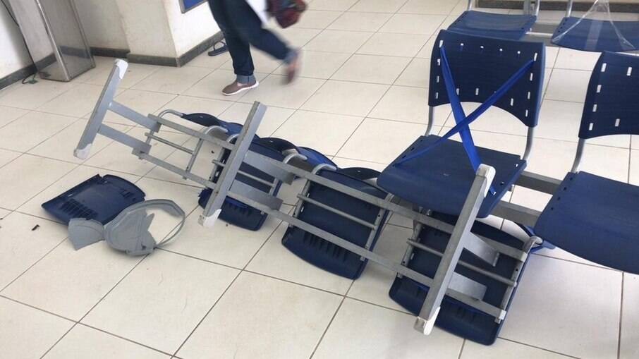Homem quebrou cadeiras da unidade de saúde de Governador Valadares 