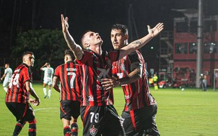 Mesmo com um a mais, Vasco leva virada do Vitória no Brasileirão