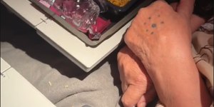 Influenciadora denuncia idosa por ameaça com faca durante voo