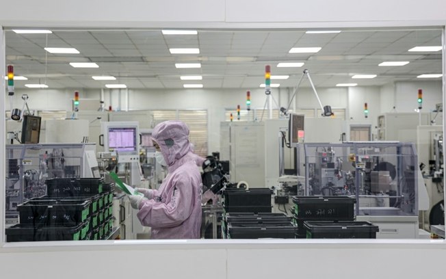 Um funcionário produz semicondutores para exportação em 25 de dezembro de 2024 em uma fábrica de chips em Binzhou, leste da China