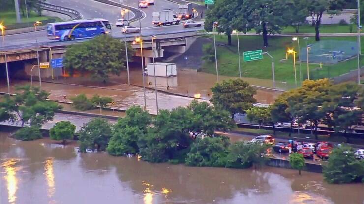 Temporal deixa mortos, alaga regiões e isola cidades na ...