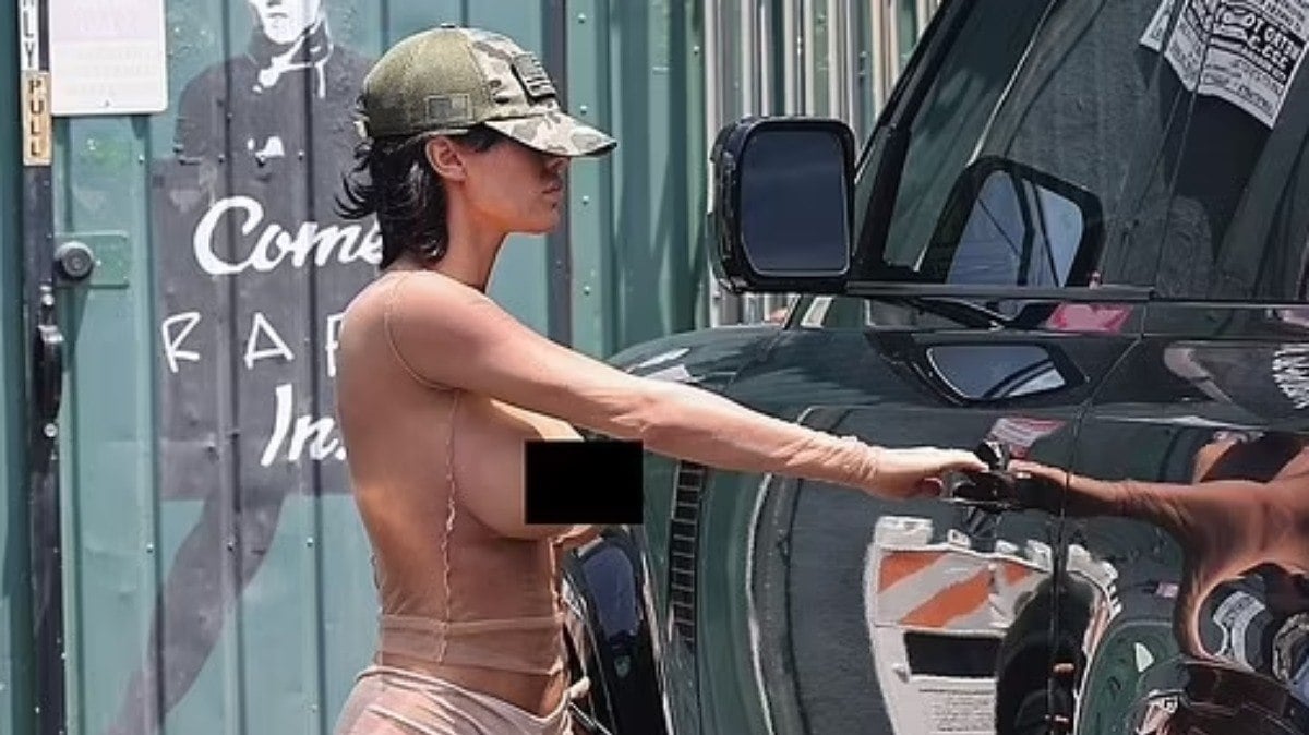 Bianca Censori exibe seios nus e caminha pelas ruas de Los Angeles