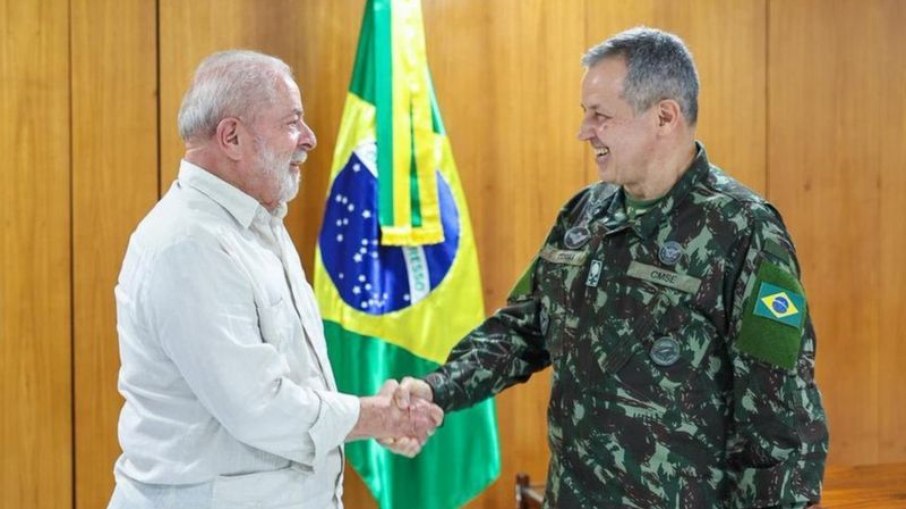 Lula ao lado de Tomás Paiva, novo comandante do Exército