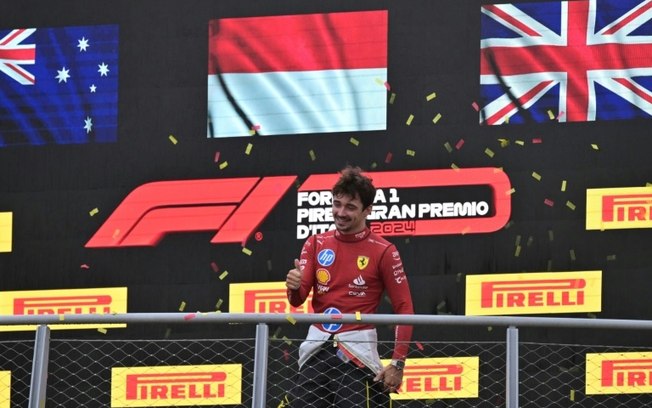 Charles Leclerc comemora no pódio a vitória no GP da Itália de Fórmula 1 neste domingo, no circuito de Monza