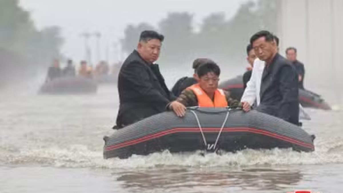 Kim Jong-un precisa de bote para navegar em enchente