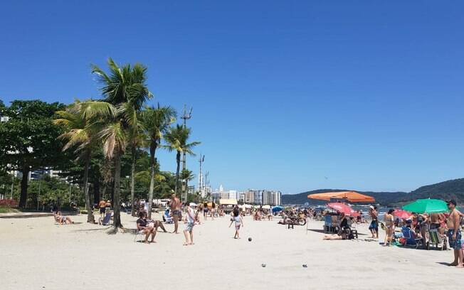 Banhistas aproveitam o domingo de sol em praias de Santos Banhistas aproveitam o domingo de sol em praias de Santos