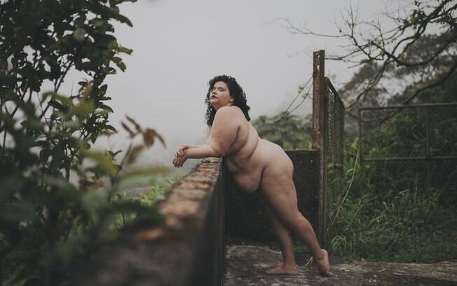Segundo a fotógrafa, entender o plano de fundo da vida das mulheres gordas é algo essencial para a autoestima