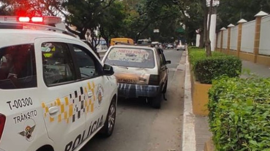 Fiat Uno com R$ 143.507,52 em débitos e 531 multas Fiat Uno com R$ 143.507,52 em débitos e 531 multas