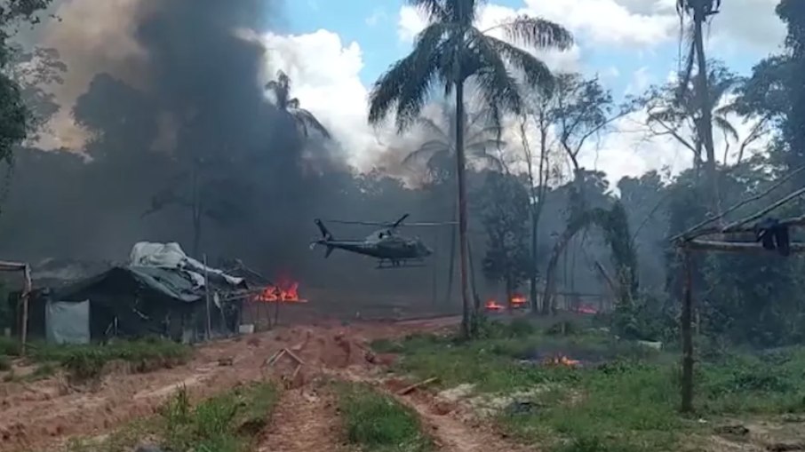 Polícia Federal e Ibama queimam bens de garimpo ilegal em Roraima 