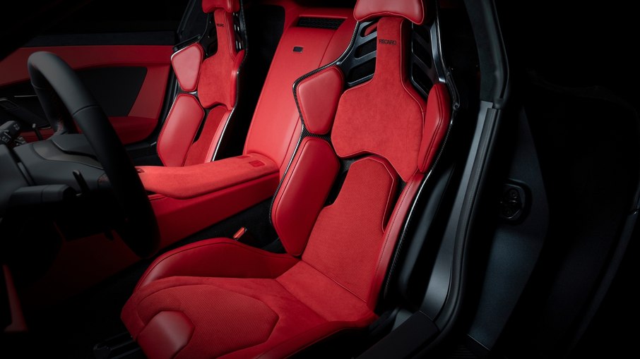 Bancos Recaro do GR GT com estrutura em fibra de carbono e revestimento vermelho Bancos Recaro do GR GT com estrutura em fibra de carbono e revestimento vermelho