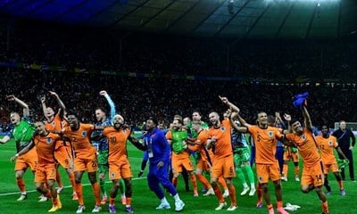Holanda bate a Turquia de virada e vai à semifinal