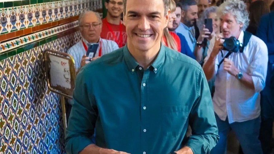 O primeiro-ministro da Espanha, Pedro Sánchez, líder do PSOE, durante a votação do pleito deste domingo (23)