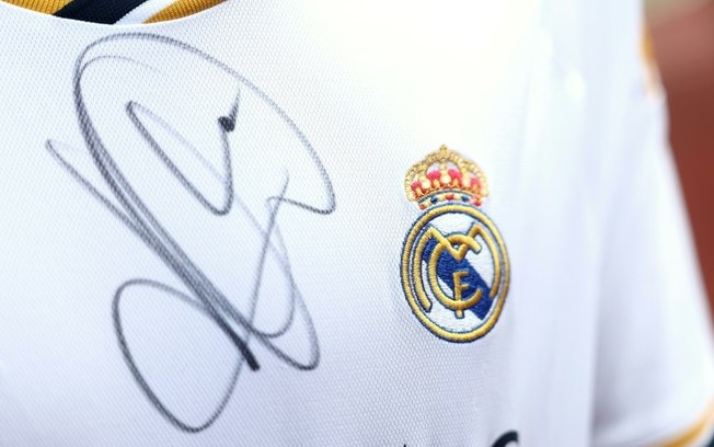 Kylian Mbappé autografou camisa de torcedor do Real Madrid na concentração da seleção frances  em Clairefontaine-en-Yvelines