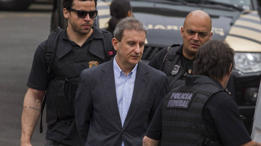 Alberto Youssef deixa a sede da Policia Federal em 2016