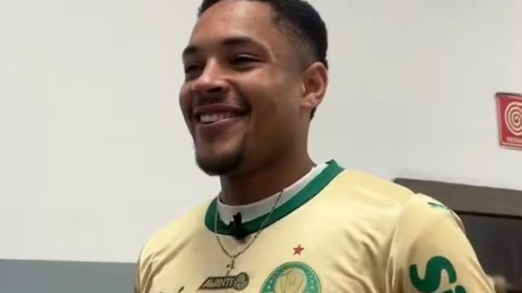 Vitor Roque chega ao Brasil para se apresentar ao Palmeiras