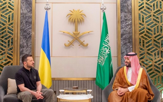O príncipe herdeiro saudita recebe o presidente da Ucrânia em Jidá