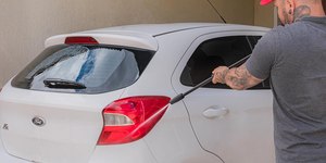 É seguro limpar o carro com lavadora de alta pressão?