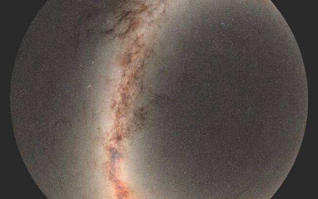 Composição do céu observado pelo consórcio Pan-STARRS com a Via Láctea em destaque.