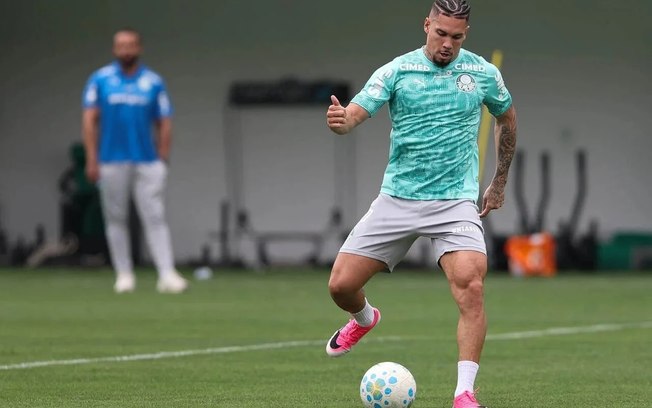 Paulinho durante treinamento do Palmeiras nesta segunda-feira (5)