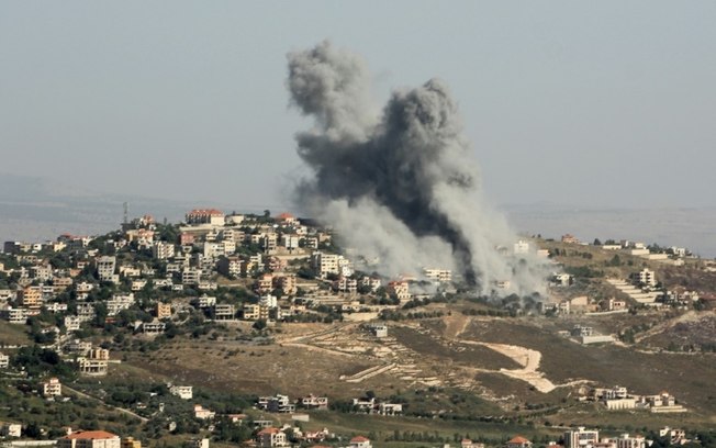 Nubes de humo se elevan del sitio de un bombardeo israelí en el poblado de Khiam, en el sur de Líbano, el 8 de junio de 2024